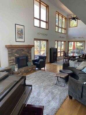 Smart TV, fireplace, books, printers - Lakeside Resort Home: Sunsets, fishing, paddling - pet friendly (Avon Lake)