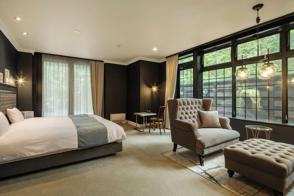 In-room safe, WiFi (free), bed sheets