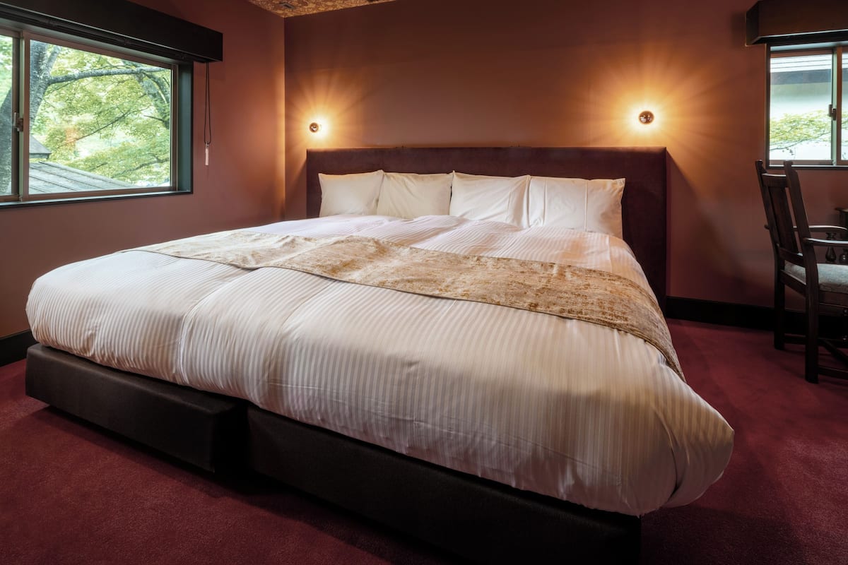 Cofres nos quartos, Wi-Fi de cortesia, roupa de cama
