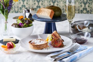 Daily cooked-to-order breakfast (JPY 3500 per person)