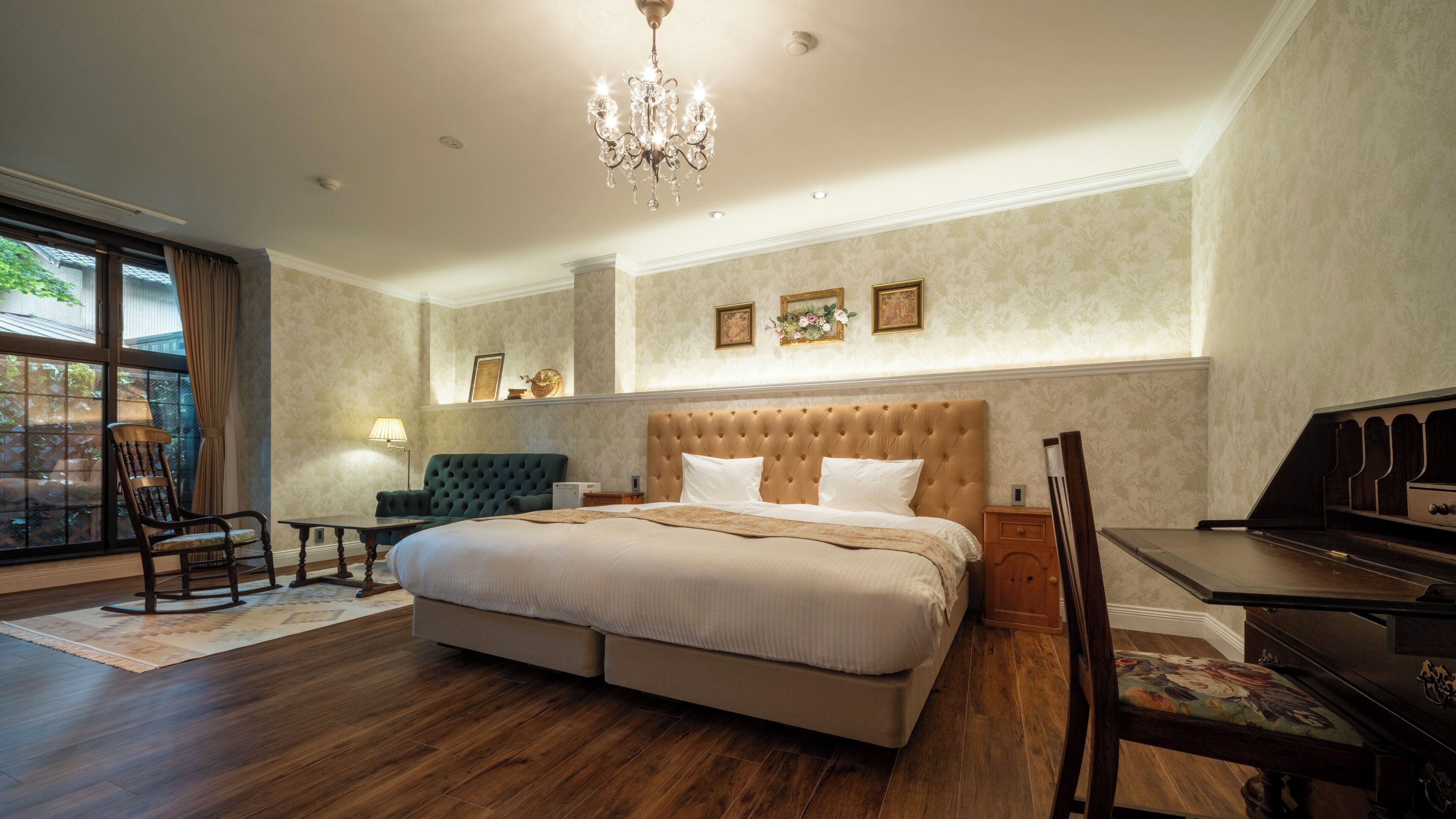 In-room safe, WiFi (free), bed sheets