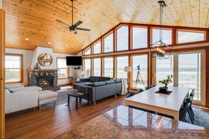 Smart TV, chimenea y libros 