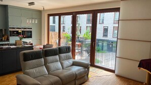 Appartement, 2 grands lits | Aire de séjour