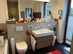 Apartment, 2 Queen-Betten | Badezimmer | Dusche, Handtücher
