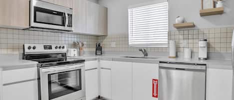 Frigorifero, microonde, forno, piano cottura