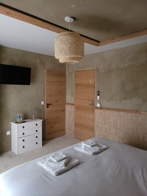 5 slaapkamers, een strijkplank/strijkijzer, reisbedje, wifi