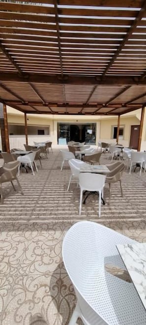 Outdoor dining - HOTEL BEACH CLUB LA PERLE (Moulay Abdallah)