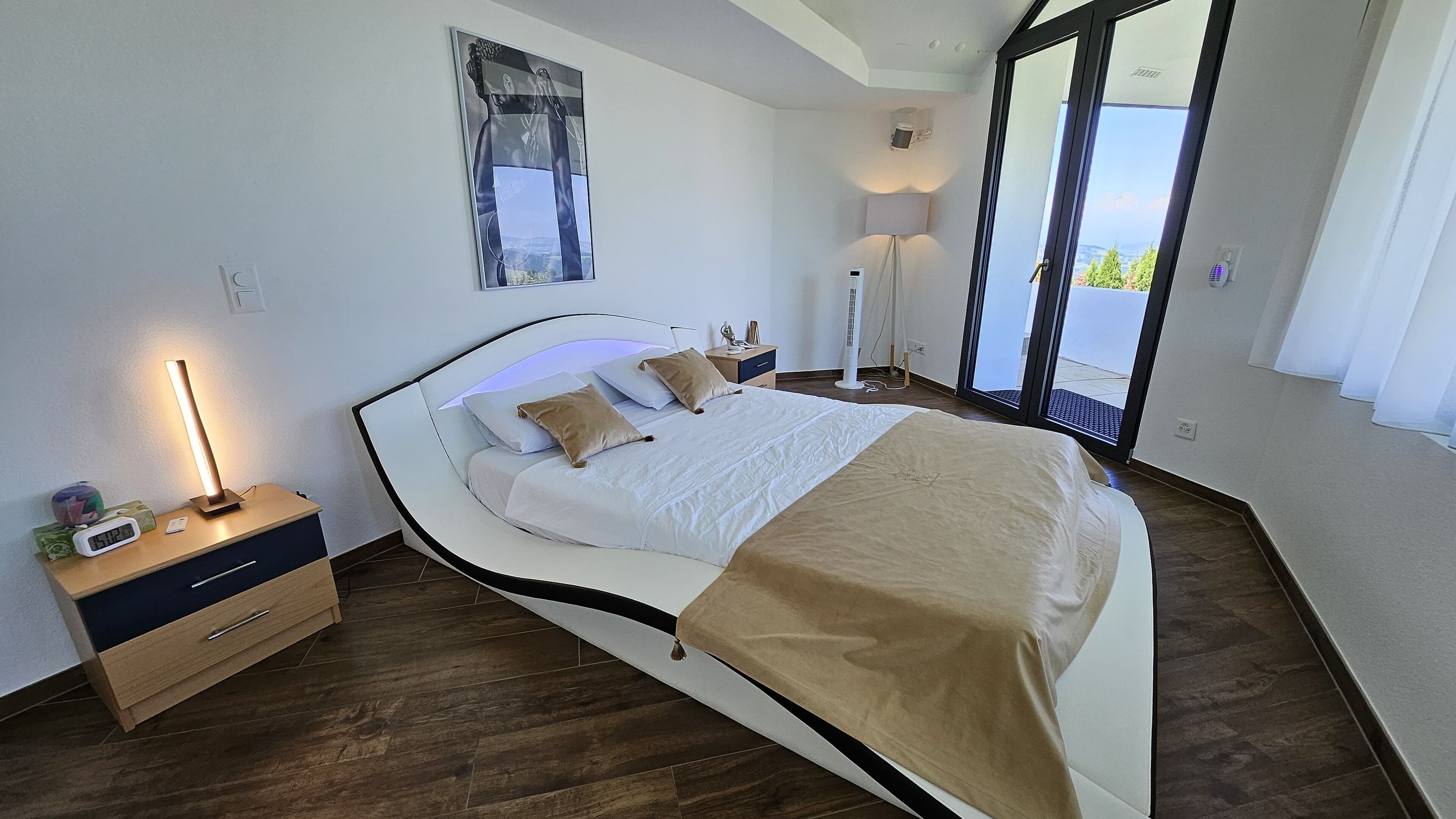 4 間睡房、房內夾萬、書桌、熨斗/熨衫板