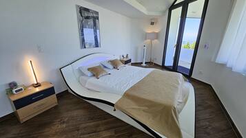 4 bedrooms, in-room safe, desk, iron/ironing board