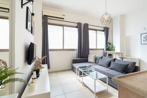 City-Loft, 1 Doppelbett und Schlafsofa | Wohnbereich | 42-Zoll-Flachbildfernseher mit Digitalempfang, Netflix