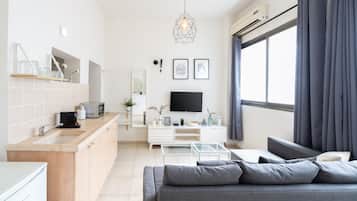 Gác trung tâm thành phố, 1 giường đôi và sofa giường | Khu phòng khách | TV màn hình phẳng 42-inch có truyền hình kỹ thuật số, Netflix