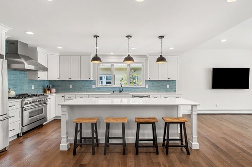 Newly Renovated Luxury 5BR Home + Office, Walk to Beach & Town