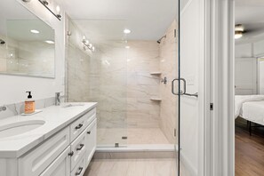 Douche, sèche-cheveux, serviettes fournies, savon