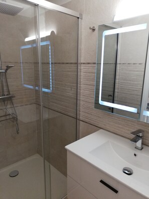 Shower, towels, soap, shampoo - T3 Dans Villa Sympa (Grasse)