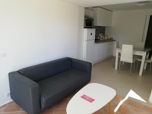 Téléviseur, table de ping-pong