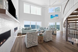 Televisión, chimenea y estéreo