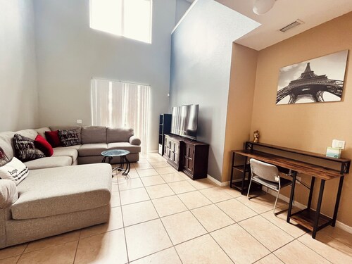 5 mins from Kissimmee and 20 mins from the parks! 