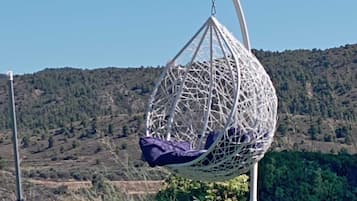 Una piscina al aire libre, sombrillas, tumbonas