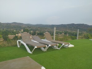 Outdoor pool, pool umbrellas, pool loungers - Cabezo Buñuel (Calanda)