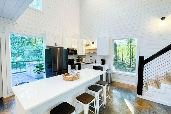 Kjøleskap, mikrobølgeovn, ovn og kokeplater