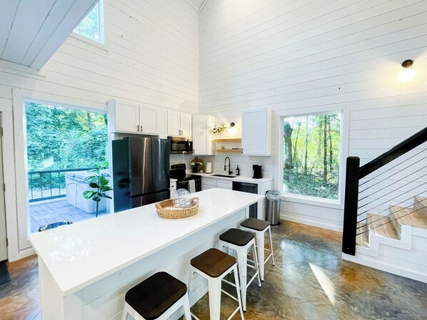 ثلاجة، ميكروويف، فرن، موقد طهي مسطح