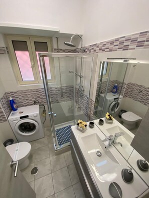 Doccia, asciugacapelli, bidet, asciugamani