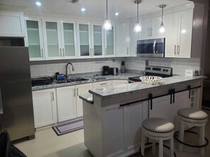 Réfrigérateur, un four, surface de cuisson, bouilloire électrique