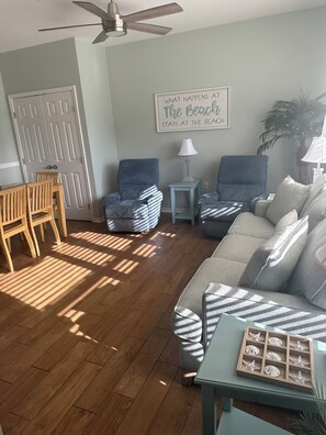 TV - Beautiful Two Bedroom, First Floor Condo for Rent, Walking Distance to Beach! (Gulf Shores)