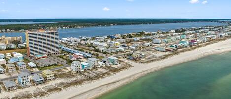 Ligstoelen aan het strand, strandlakens