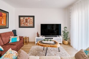 TV - Casa da Praia with pool area
 (Porches)