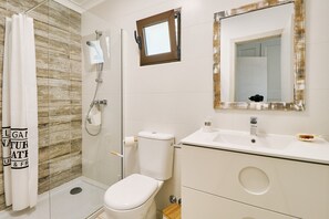 Haartrockner, Handtücher, Seife, Toilettenpapier