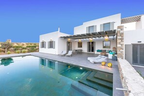 Outdoor pool - Affordable, luxurious and private Villa Cactilia, located in Paros Greece! (Paros)