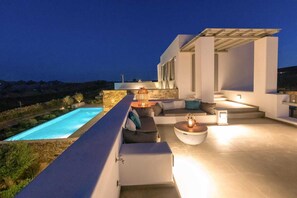 Terrace/patio - Affordable, luxurious and private Villa Cactilia, located in Paros Greece! (Paros)