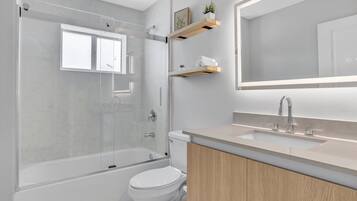 Séchoir à cheveux, serviettes fournies, savon, shampooing