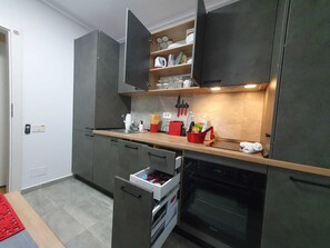 Kühlschrank, Ofen, Herdplatte, Geschirrspüler