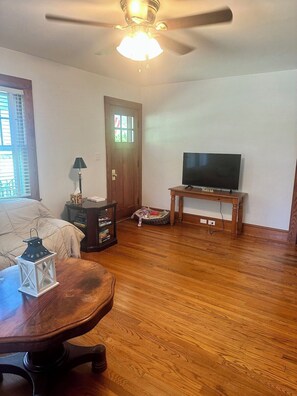 2 bedrooms, desk, iron/ironing board, free WiFi