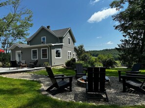 Terrace/patio - Charming 2-bedroom Country Cottage with Hot Tub (Obernburg)