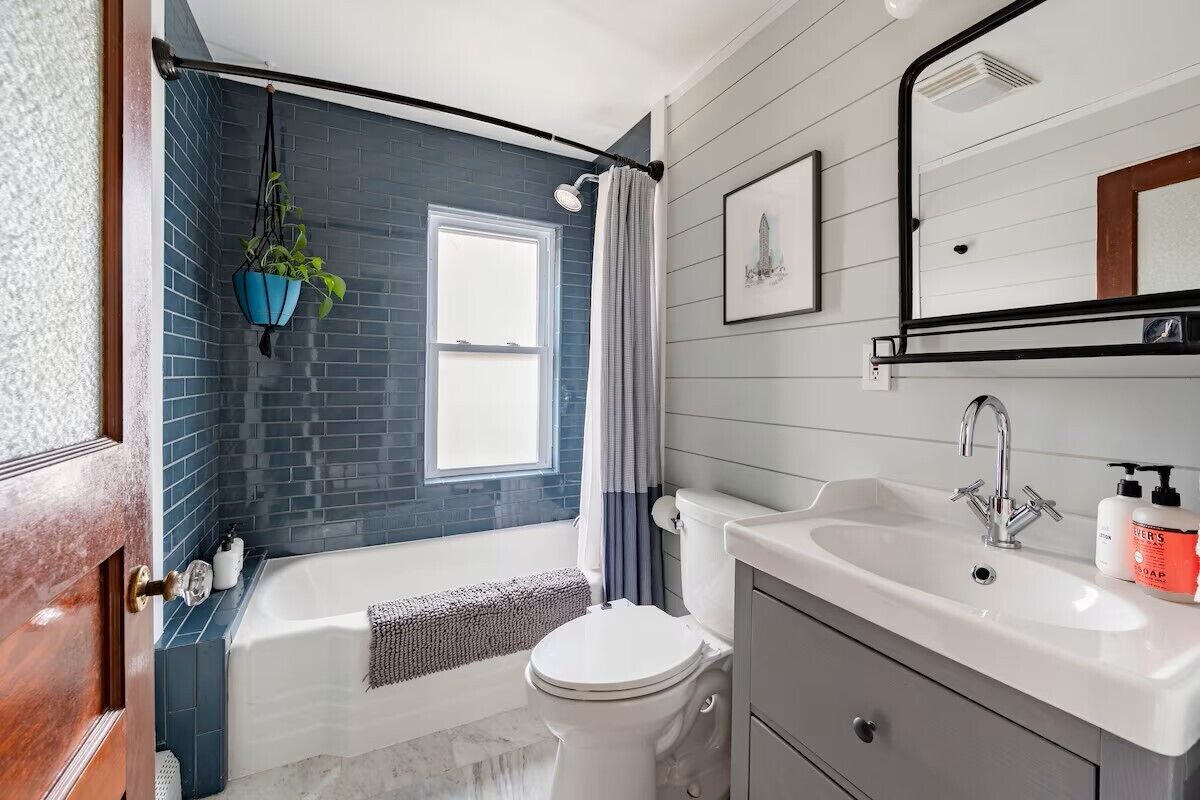 Sèche-cheveux, bidet, serviettes fournies, savon