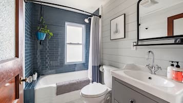 Sèche-cheveux, bidet, serviettes fournies, savon