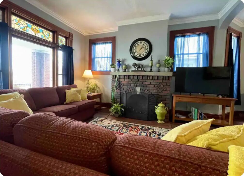Charming~Spacious~1st Floor~2 Bedroom~DOWNTOWN~Porch