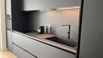 Frigorifero, forno, piano cottura, lavastoviglie