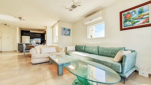 Smart TV - Masaryk Musk - Three Bedroom Apartment, Sleeps 6 (Tel Aviv-Yafo)