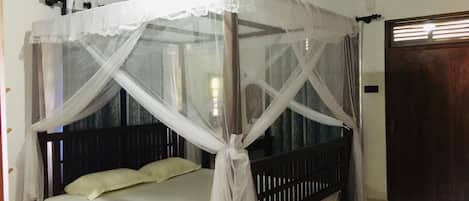 Comfort Double Room | Desk