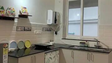 Fridge, stovetop, cookware/dishes/utensils, ice maker