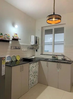 Kühlschrank, Herdplatte, Kochgeschirr/Geschirr/Besteck