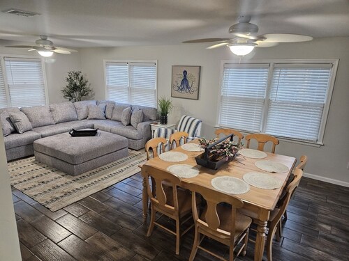 NEW LISTING!!!  NEWLY RENOVATED 3 BEDROOM TOWNHOME BETWEEN BEACH AND BAY
