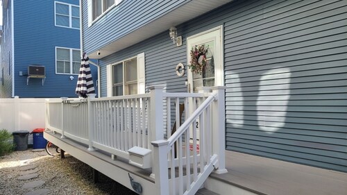 NEW LISTING!!!  NEWLY RENOVATED 3 BEDROOM TOWNHOME BETWEEN BEACH AND BAY