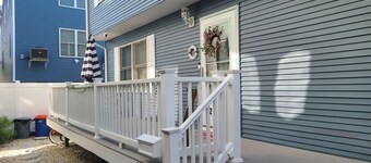NEW LISTING!!!  NEWLY RENOVATED 3 BEDROOM TOWNHOME BETWEEN BEACH AND BAY