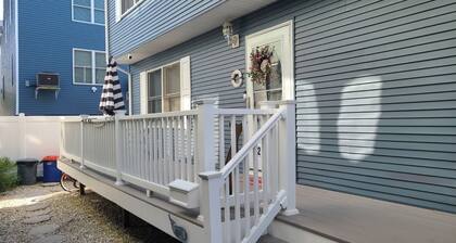 NEW LISTING!!! NEWLY RENOVATED 3 BEDROOM TOWNHOME BETWEEN BEACH AND BAY