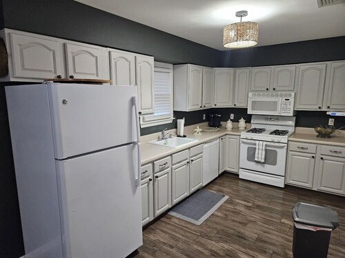 NEW LISTING!!!  NEWLY RENOVATED 3 BEDROOM TOWNHOME BETWEEN BEACH AND BAY